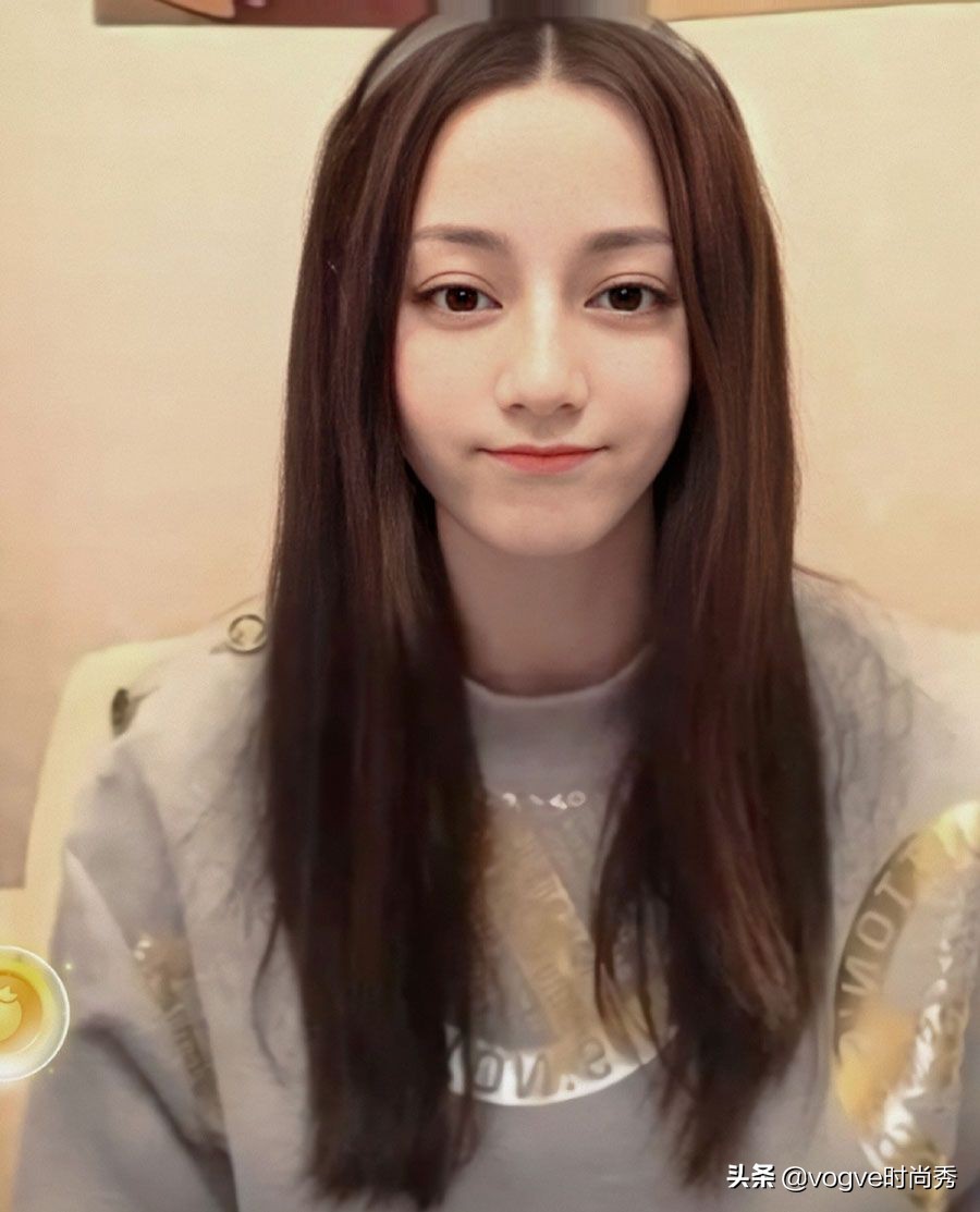 迪丽热巴直播庆祝生日，关掉滤镜后的颜值很真