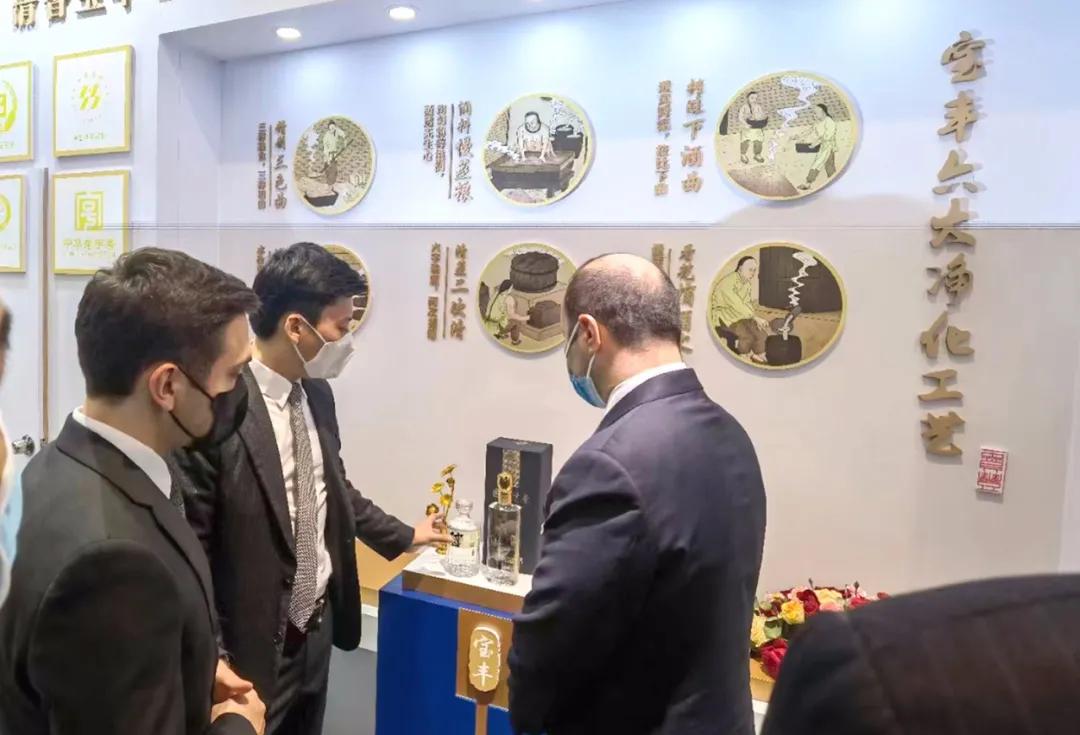 阿塞拜疆駐華公使到訪成都寶豐酒業酒店展廳