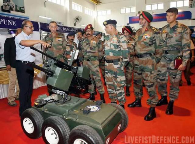 兩印造地面作戰機器人，有的像嬰兒車，有的直接用手扶拖拉機改裝