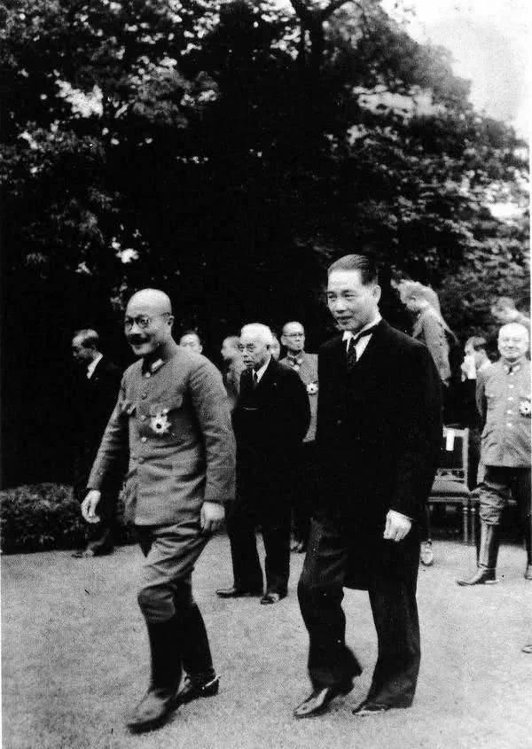 照片再现汉奸的丑陋嘴脸：图3穿短裤的女汉奸，图5是鬼子的胖翻译