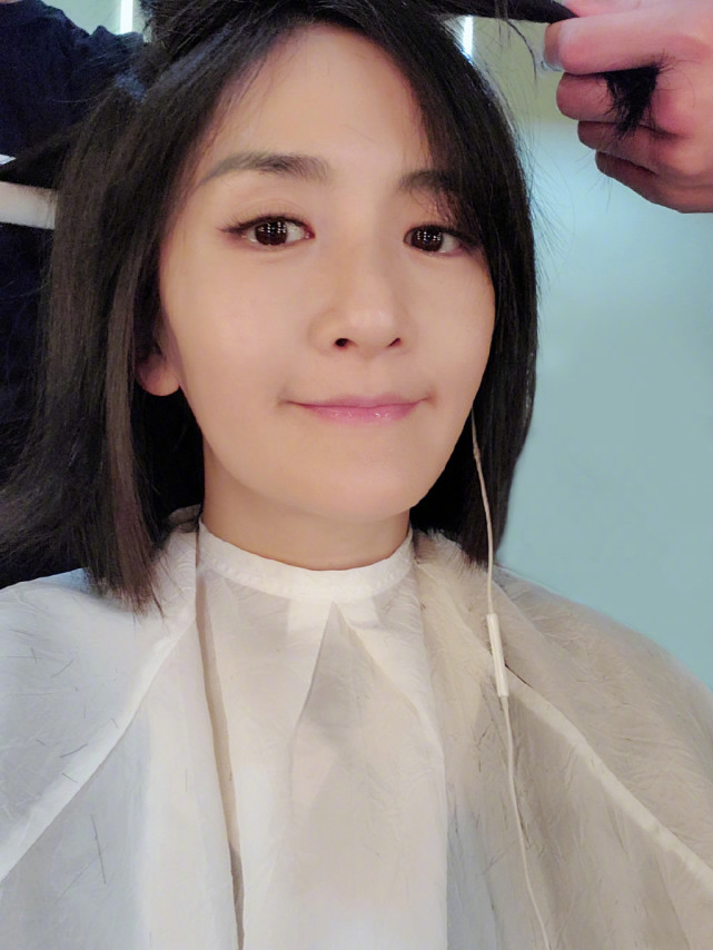 謝娜女神節收雙胞胎女兒手工花愛不釋手，跳跳俏俏心靈手巧超暖心