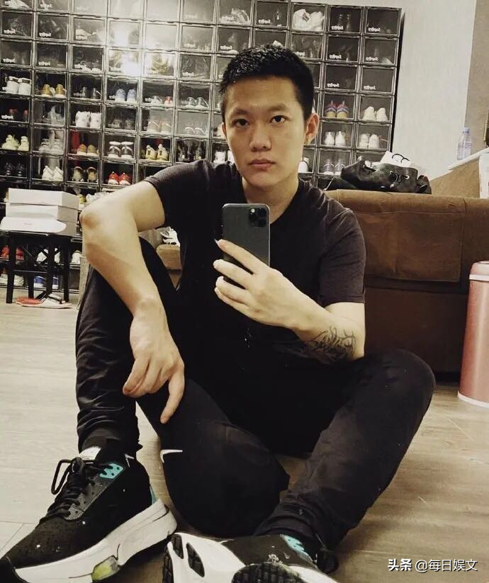 PGone凌晨三点发文，炫富晒鞋墙！整个人看着很憔