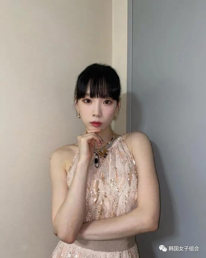 这位女团爱豆的服装造型,美到让人发抖,这美貌必须颁个大奖吧