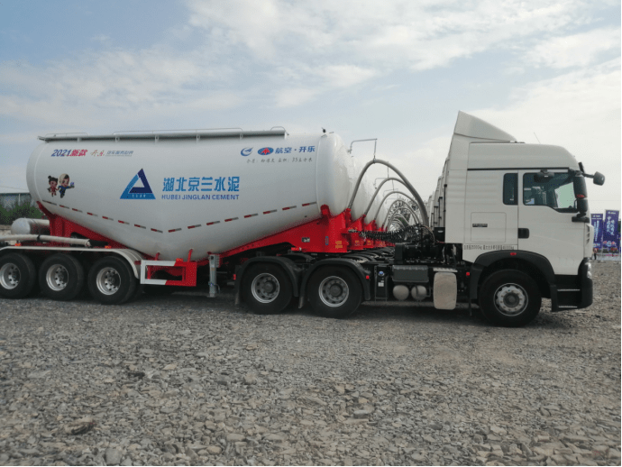 百臺中國重汽豪沃TX牽引車(chē)交付湖北京蘭集團