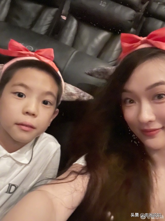 霍思燕带嗯哼现身《燃野少年的天空》首映活动，8岁的嗯哼长大了