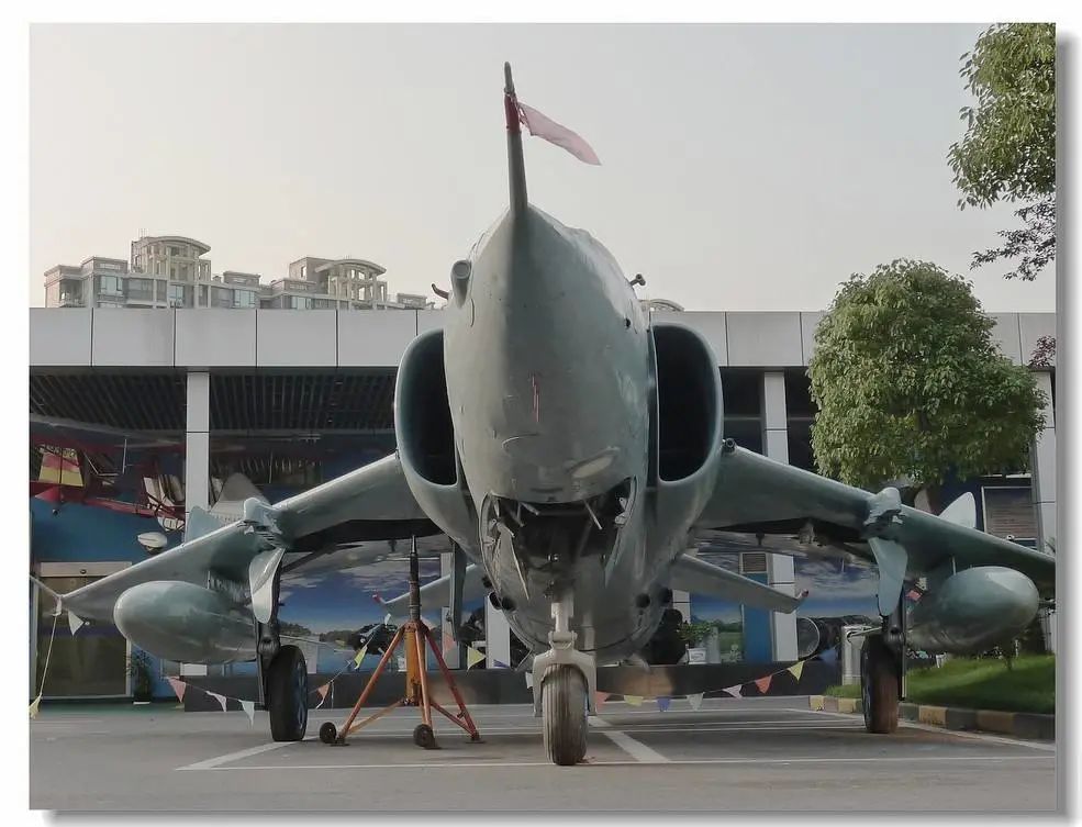 A10和苏25还继续用，我国的强5为何早早就退役？