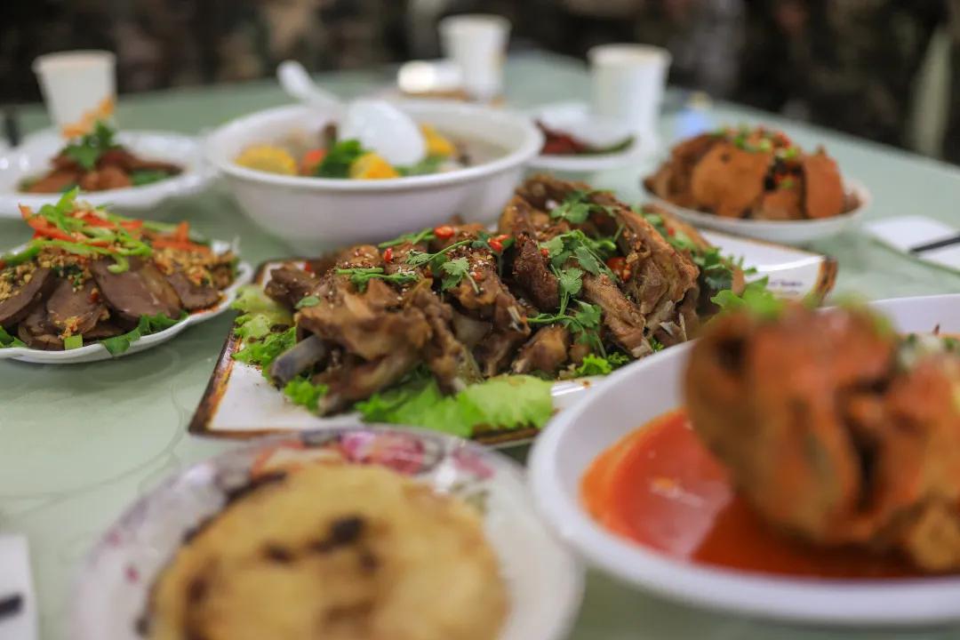 兵哥哥的“年夜饭”，看看哪个单位的伙食你最喜欢？