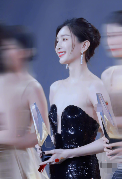 江疏影黑色长裙现身活动，肤色白皙透亮，也太