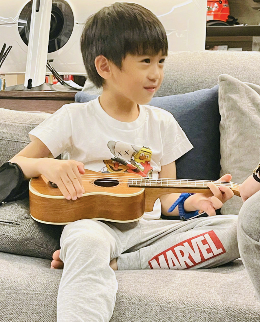 林志穎曬次子學烏克麗麗有模有樣，老三盯著哥哥眼神放空萌態足