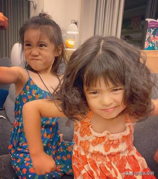 梧桐妹与两个妹妹合影，咘咘调皮做鬼脸，波妞笑到眼睛眯成一条缝