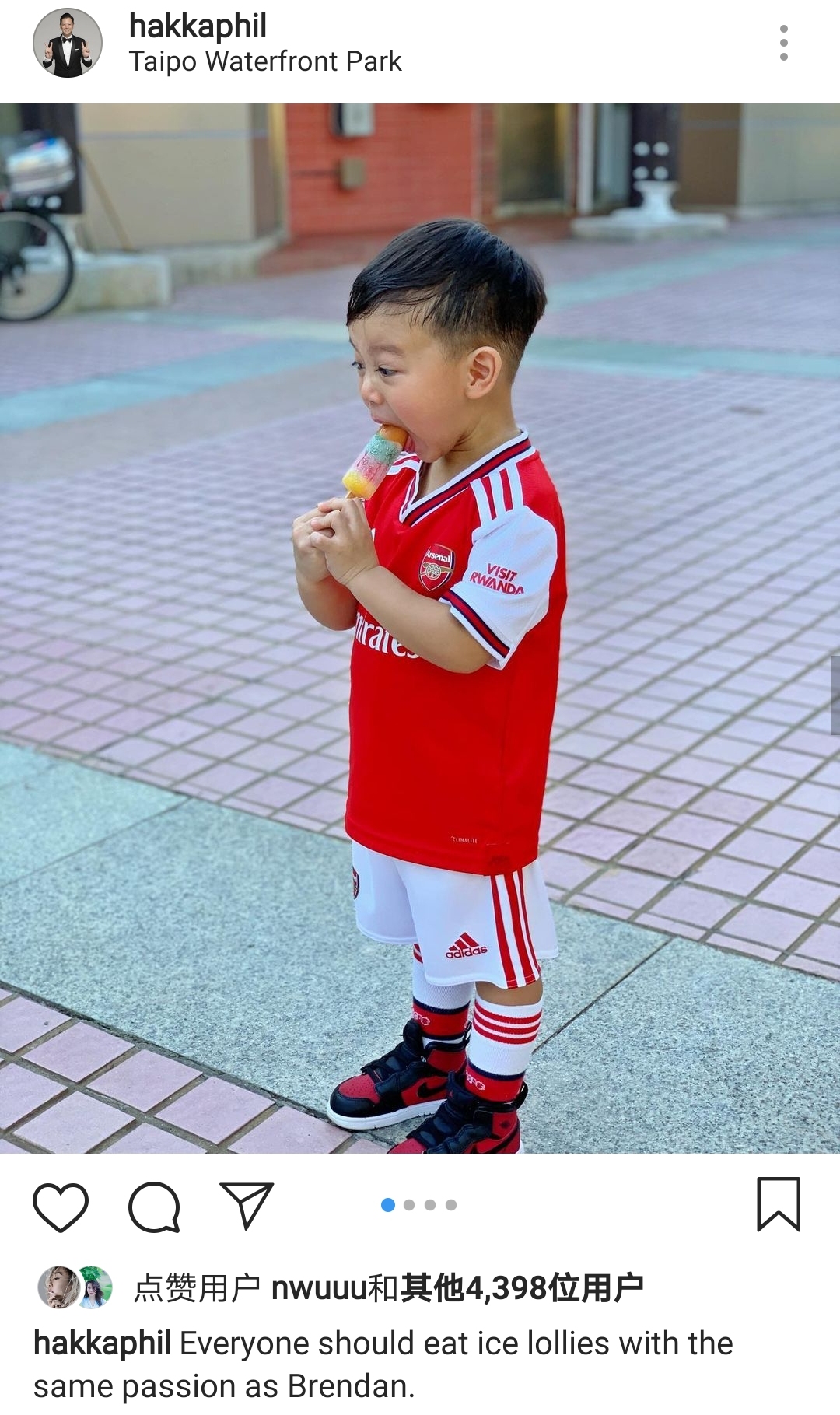 胡杏兒老公週末帶兒子放風，奕霆吃雪糕神態喜感，父子同框超有愛