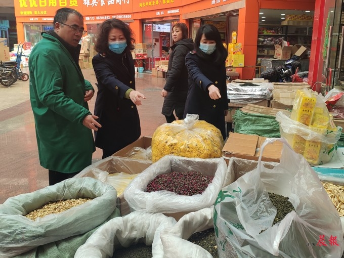 市监部门提醒：买散装食品应选证照齐全经营者