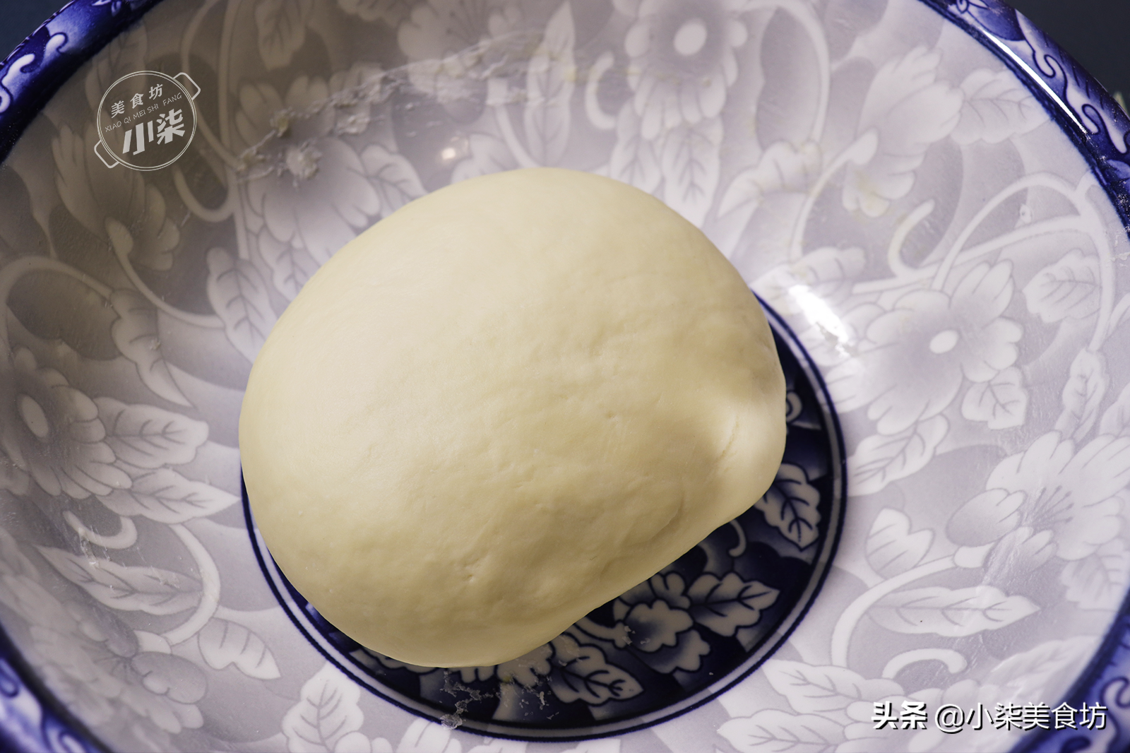 麵條放進油鍋裡一炸，酥脆鹹香，做法簡單，過年招待客人很有面子