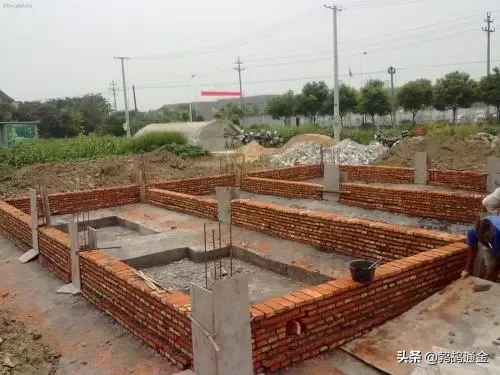 农村盖房怪象：总是要抬高地基，比邻居的高才