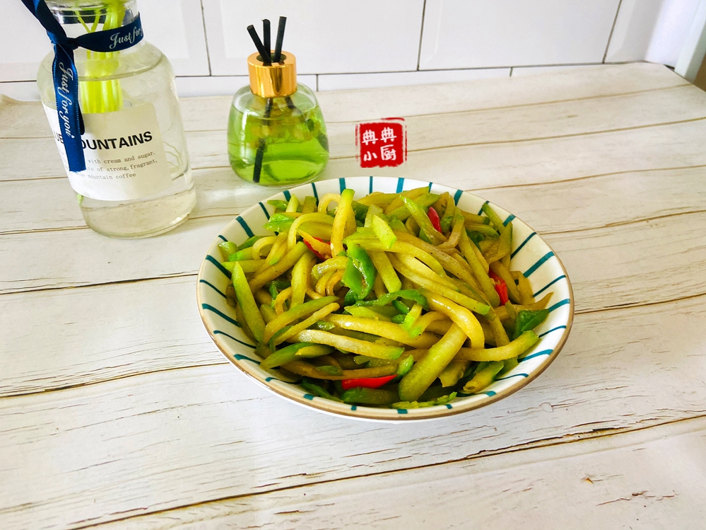 素炒佛手瓜，脆嫩爽口，营养丰富，好吃下饭