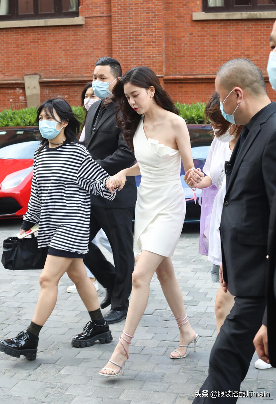 溜肩女孩不要慌，学会这4个穿衣技巧，气质拿捏得死死的