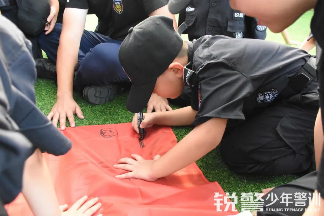 锐警少年警训夏令营：走进警营，撰写独立坚强的新篇章