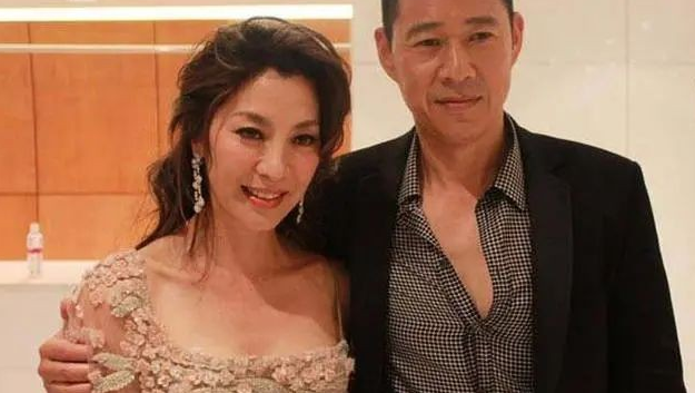 64岁张丰毅身材健硕，住奢华豪宅，对亲儿子继女
