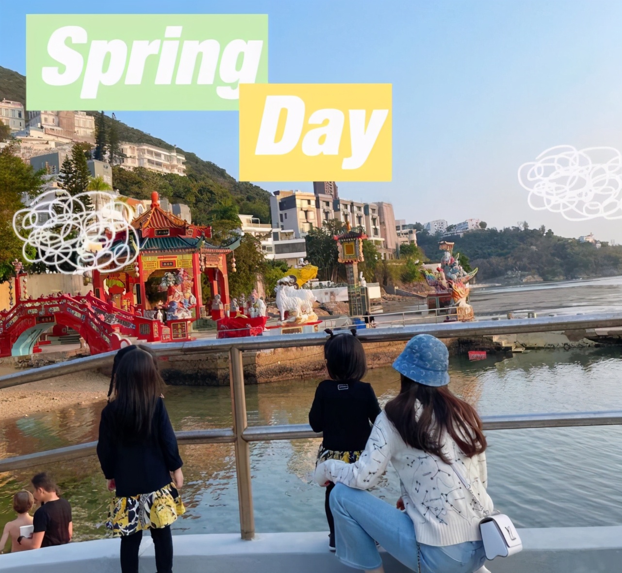 方媛深夜曬母女同框，單手抱娃媽媽力max，女兒睡前撒嬌超黏人