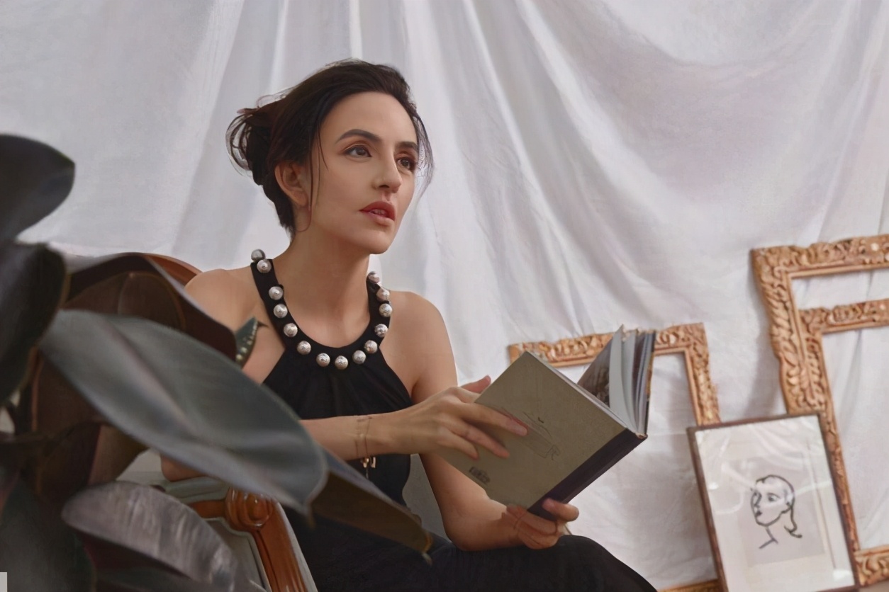 娱乐圈3个“最美洋媳妇”，生娃后大变样，欧洲