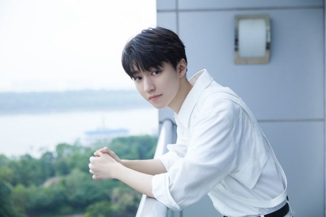 王俊凯节目现场发火，质疑评审团评审标准，粉