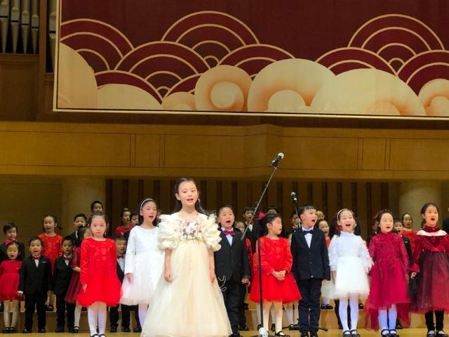 李小璐送女兒去演出彩排，曬母女合影，笑容如復制粘貼