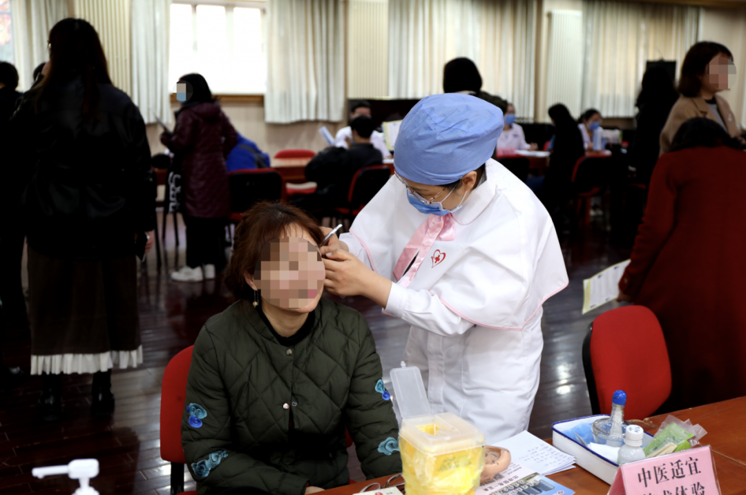 “医、校”联合送健康！东直门医院通州院区健康问诊咨询团队将中医药文化带进潞河中学校园