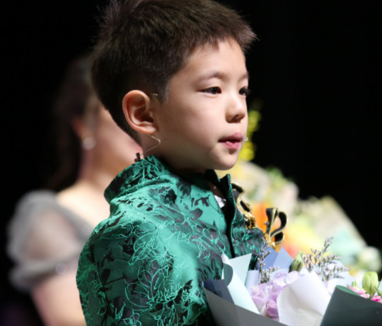 霍思燕支持兒子演出，原相機下的嗯哼成亮點，這長相帥到路人