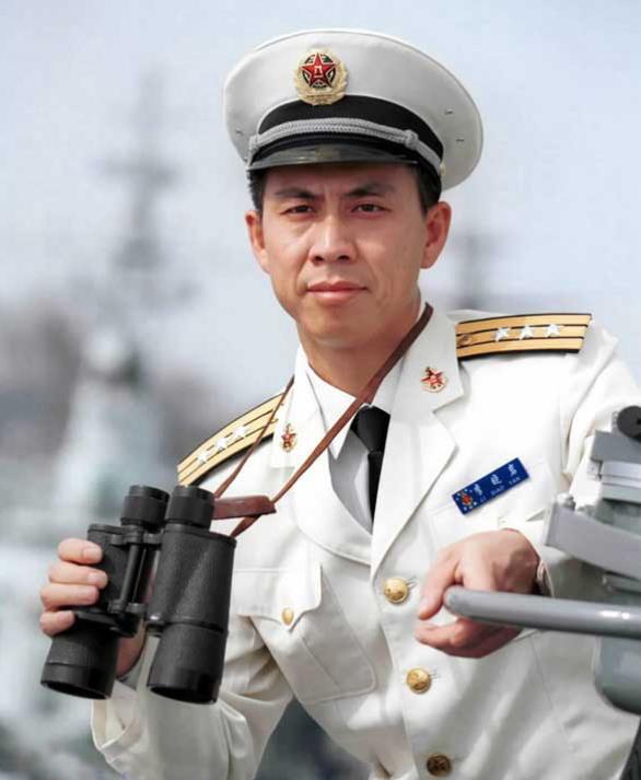 刘华清：64岁踮起脚看别人航母，让人心酸，晚年