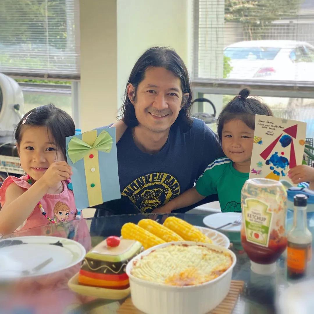 钟嘉欣一双子女陪爸爸过父亲节，画面温馨有爱，4岁女儿愈发漂亮