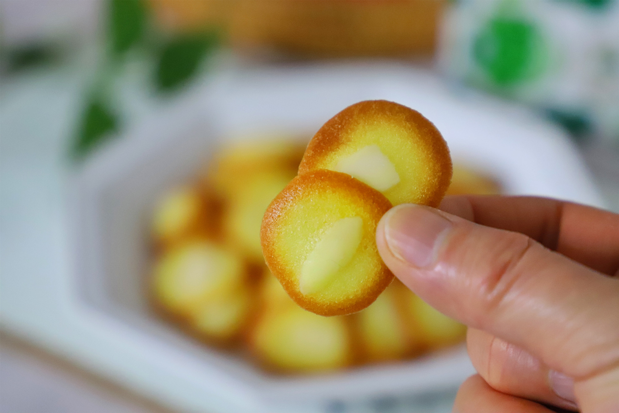 2個蛋清加1勺麵粉，不用打發拌勻就能烤，一口一個嘎嘣脆，真香