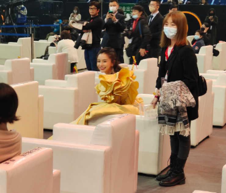 微博之夜尴尬瞬间：杨幂不满安排直接垮脸，丁