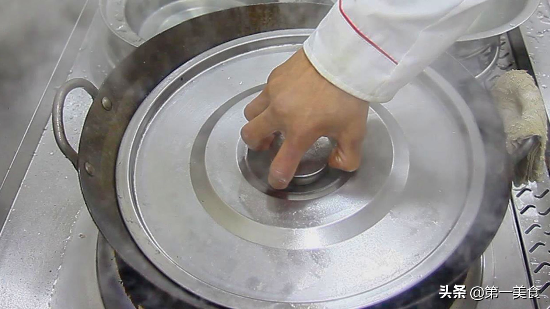 廚師長教你這樣做白斬雞，雞肉鮮香美味，原汁原味，看著就流口水