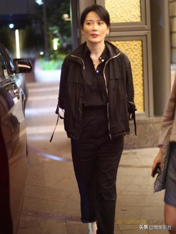 49岁俞飞鸿现身刘涛直播间，冻龄美少女随意打扮