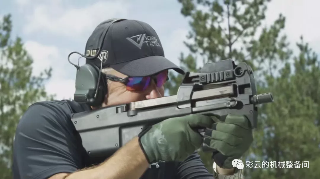 说到PDW你首先想到的就是它——比利时P90单兵自卫武器