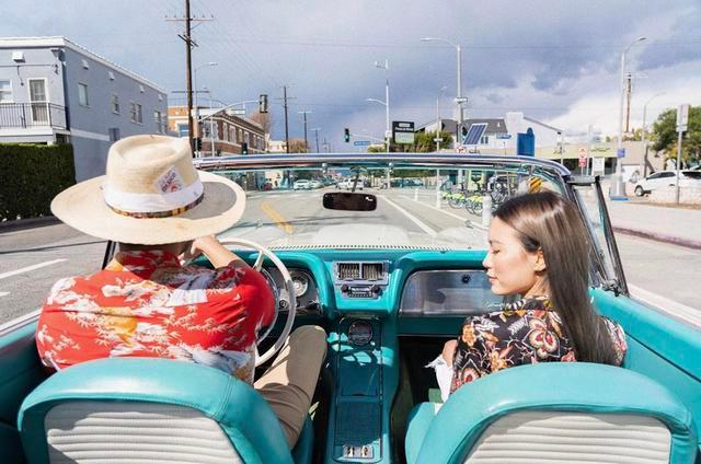 Bella太痴情，发旧照纪念逝去的男友，和高以翔相互依偎十分甜蜜