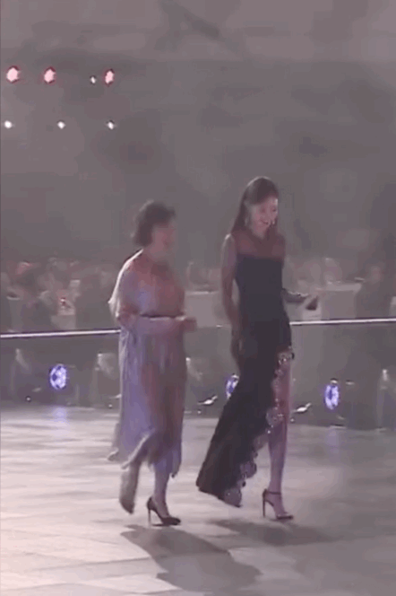 源杨|唐嫣倪妮王源杨幂杨紫同框氛围感太棒了！王源像名利场中的贵公子