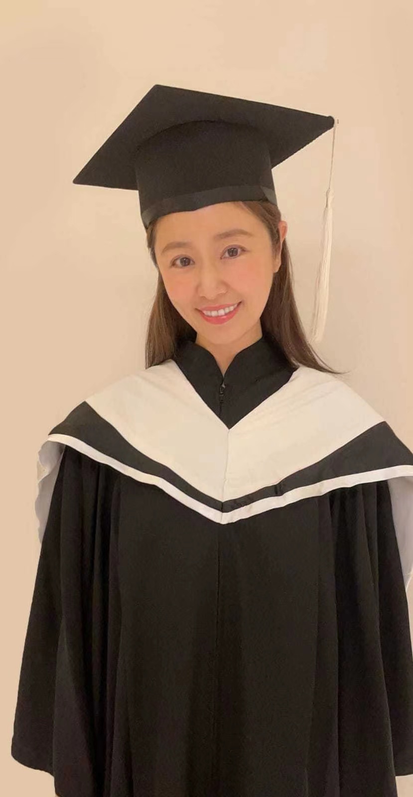 林心如硕士顺利毕业，穿学位服拍毕业照，模样清新可爱像校园女神