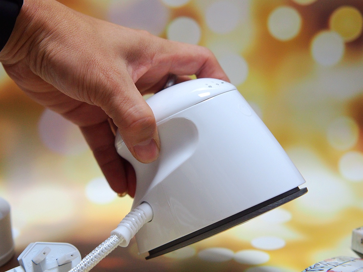 传统熨烫机变身小巧时尚玩物飞乐思纳米蒸汽小熨斗