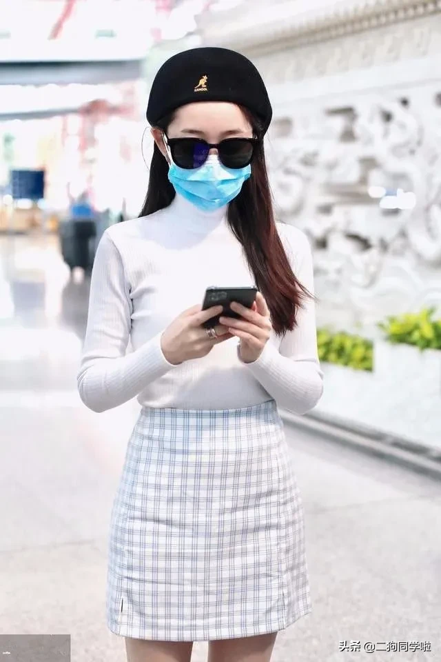 蒋梦婕是个实在女星，时髦的穿搭很接地气，地