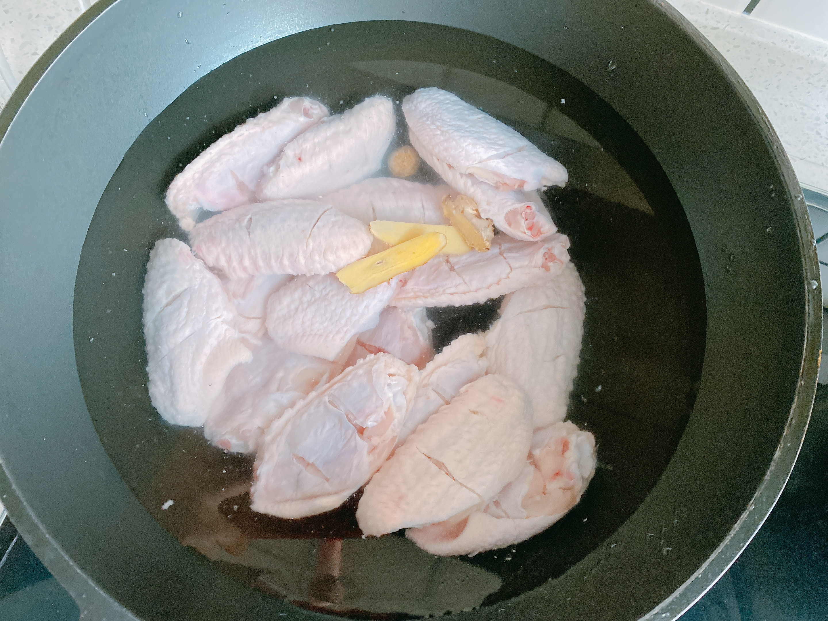 紅燒雞翅軟爛脫骨的秘訣在這裡，掌握關鍵2點，新手也能一次成功