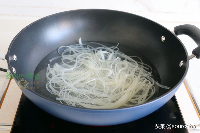 广东的沙河粉别只会炒，煮成汤粉更爽滑，连汤汁都清香味美