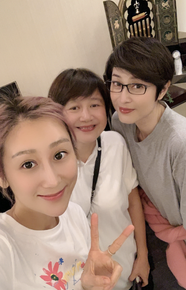 蔣麗莎生日曬18宮格，分享全家福，與蔡少芬黃奕陳法蓉親密合影