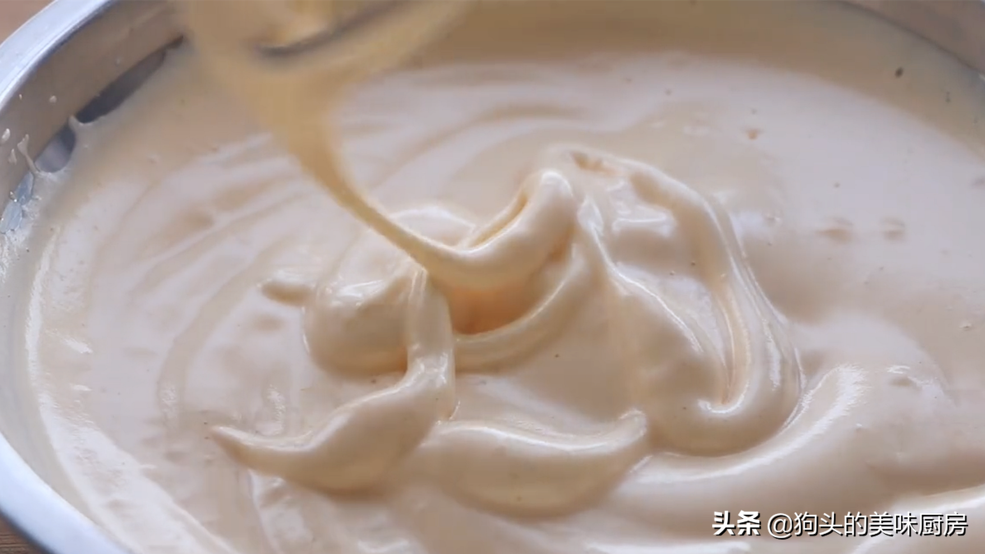 教你1碗麵粉4個雞蛋做蛋糕，不用烤箱不用電飯煲，新手一次成功