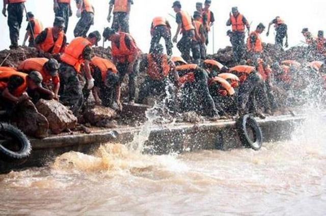 98年九江抗洪纪实，将军一声令下，三个团长带头