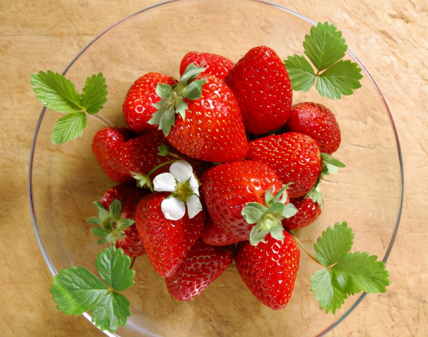 洗草莓，加盐加碱都不对！教你正确方法，洗得超干净，吃得更放心