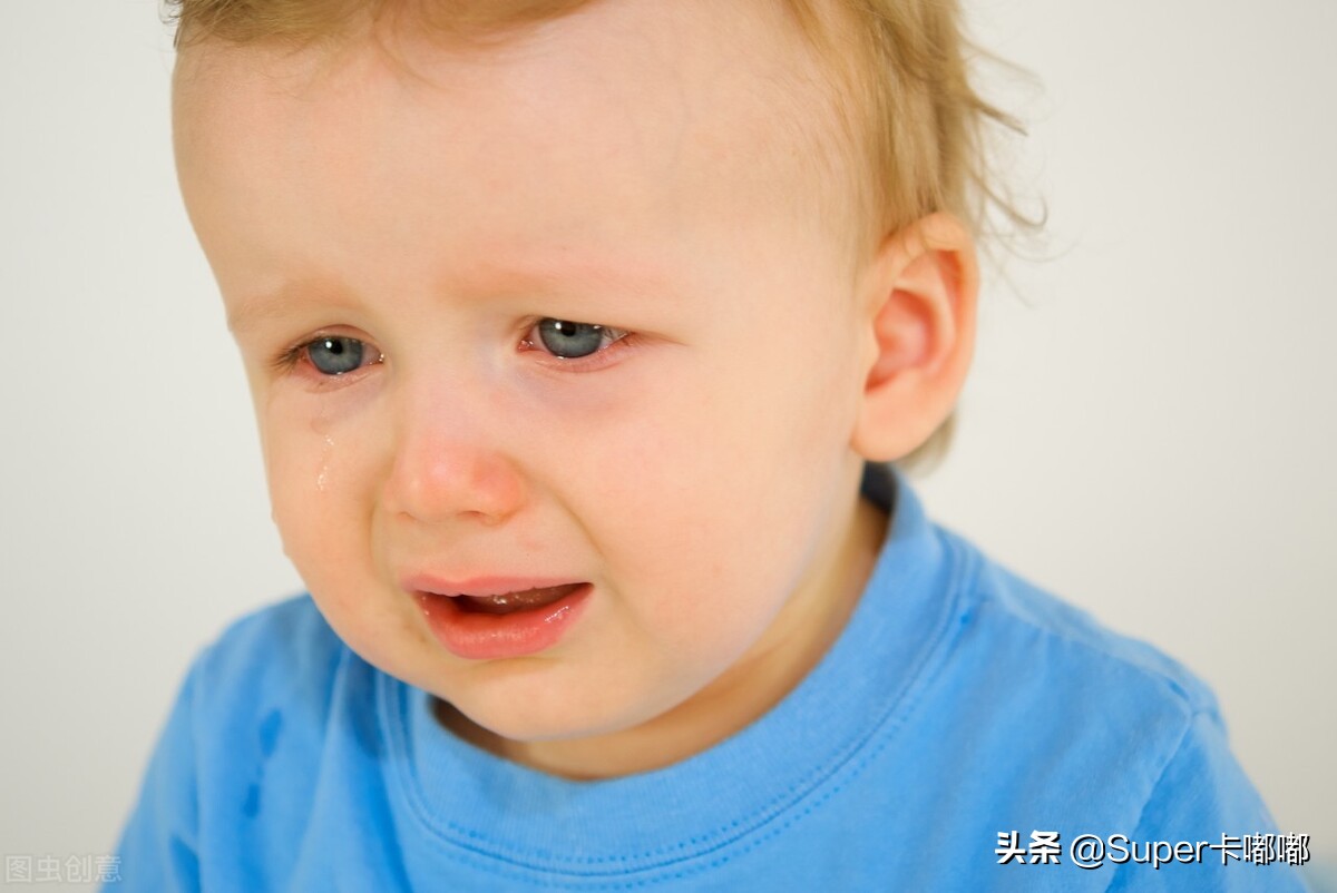 儿科医生检查哭泣的婴儿儿科医生图片下载 - 觅知网