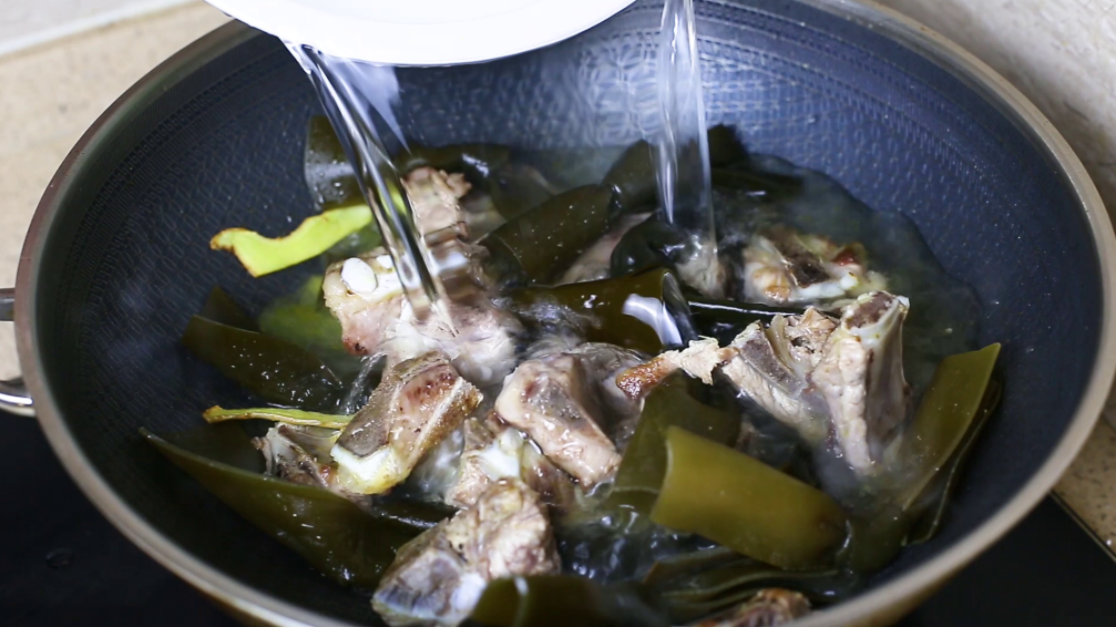 图片[7]-大厨教你如何炖海带排骨汤，掌握这个小技巧，汤浓肉又鲜-起舞食谱网
