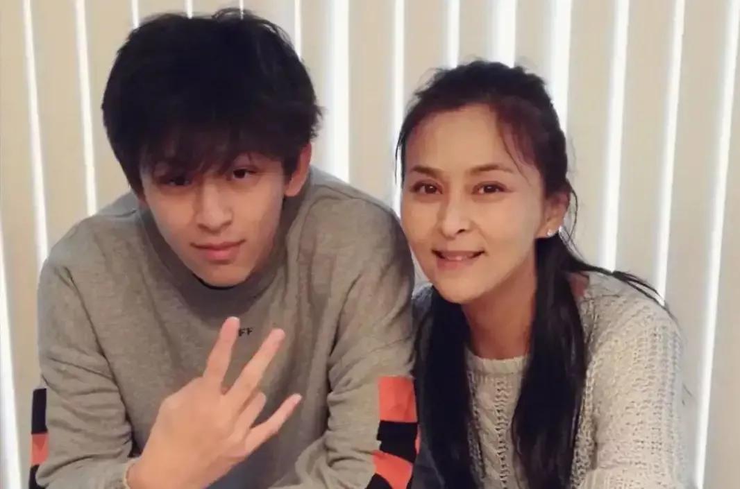 “最美琼女郎”何音：再婚与小9岁丈夫恩爱，一起养大前夫儿子