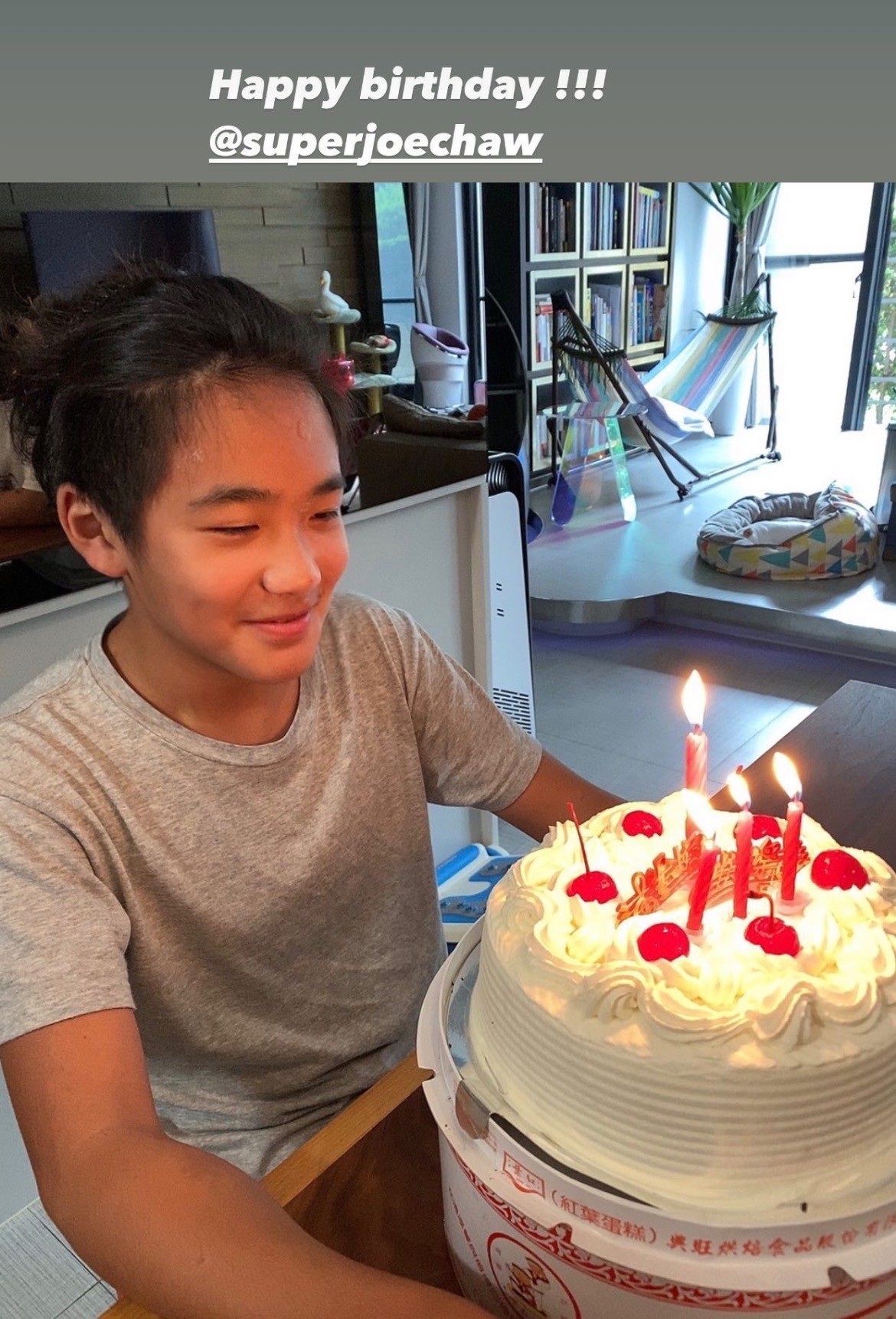 曹格晒儿子近照，13岁Joe长相与童年判若两人，背后豪宅惹人注目